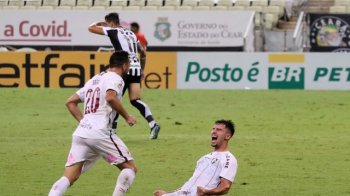 Martinelli comemora gol com Iago em Ceará x Fluminense (Foto: DANIEL GALBER/UAI FOTO/ESTADÃO CONTEÚDO)