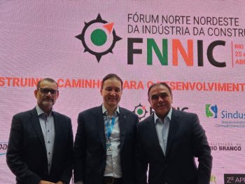 Carlos Cipriano (Presidente do SINDUSCON/AC), Rodrigo Wermelinger (diretor CAIXA) e Marcos Holanda (presidente do FNNIC)