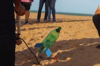 Estudantes da Escola Pompeu Sarmento participaram do lançamento de foguetes em maio na praia de Jacarecica. Foto: Arthur Vieira/Ascom Semed