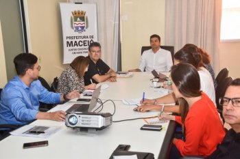 Prefeito Rui Palmeira em reunião sobre próximas obras do Nova Maceió. Foto: Marco Antônio/Secom Maceió