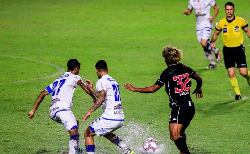 Gramado prejudicou a qualidade do jogo (Foto: Ailton Cruz/Gazeta de Alagoas)