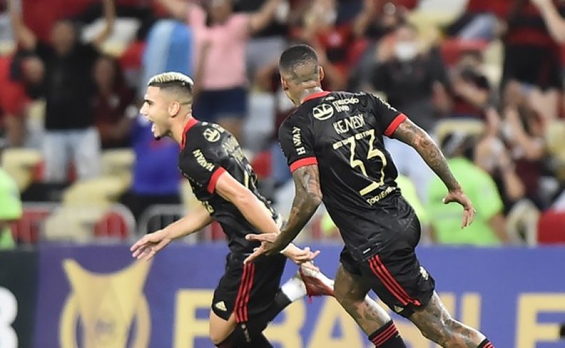 Andreas Pereira comemora gol de falta pelo Flamengo (Foto: André Durão)