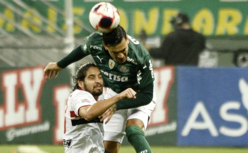 Gustavo Gómez e Benitez disputam jogada aérea (Foto: Marcos Ribolli)