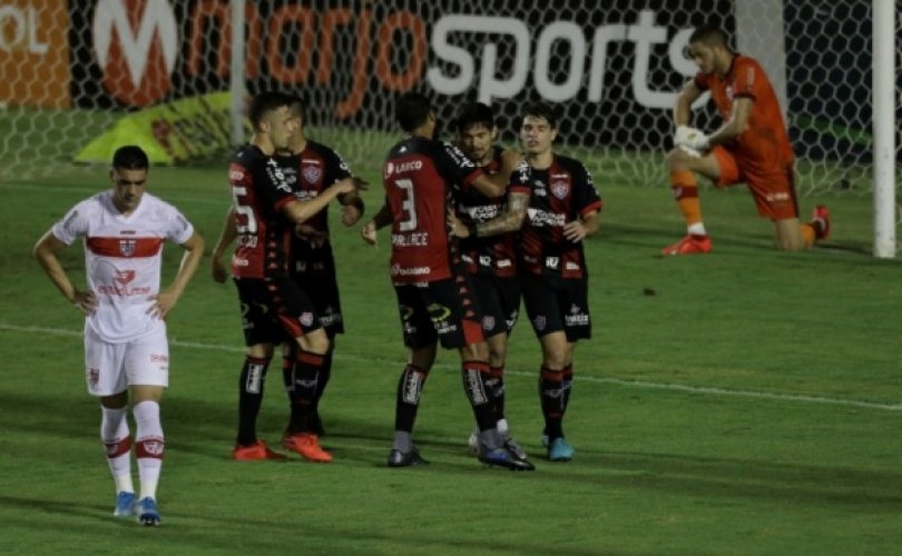 Jogadores do Vitória comemoram três pontos importantes - Foto: Uendel Galter/AG A Tarde 