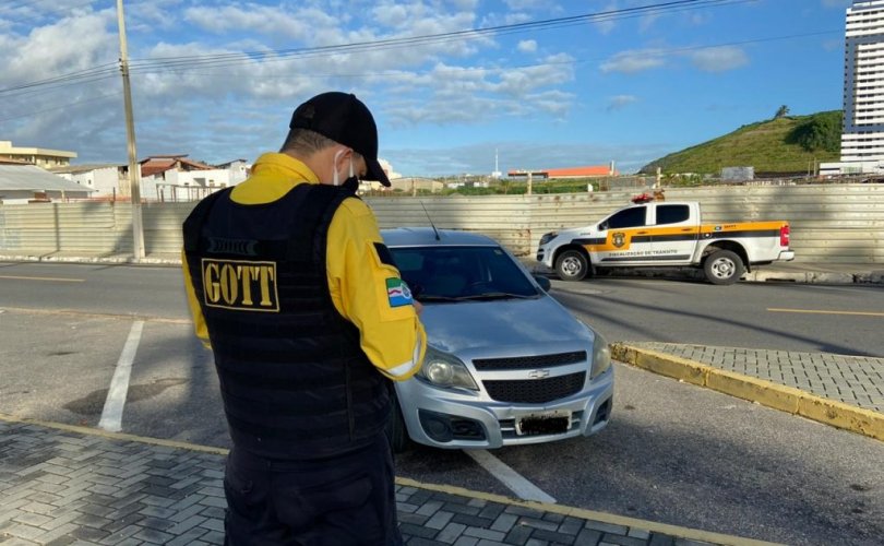 Agentes da SMTT autuaram 486 veículos por descumprirem decretos e estacionarem nas orlas marítima e lagunar de Maceió. Foto: Ascom SMTT