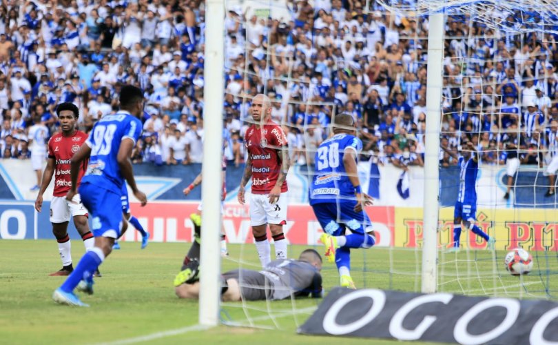 Brilhou a estrela do zagueiro Matheus Felipe no primeiro gol - Foto: Ailton Cruz/Gazeta de Alagoas