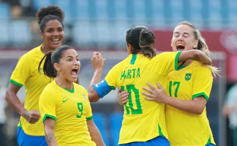 Jogadoras brasileiras comemoram um dos gols da vitória sobre a China (Foto: KOHEI CHIBAGARA / AFP) - Foto: Jogadoras brasileiras comemoram um dos gols da vitória sobre a China (Foto: KOHEI CHIBAGARA / AFP)