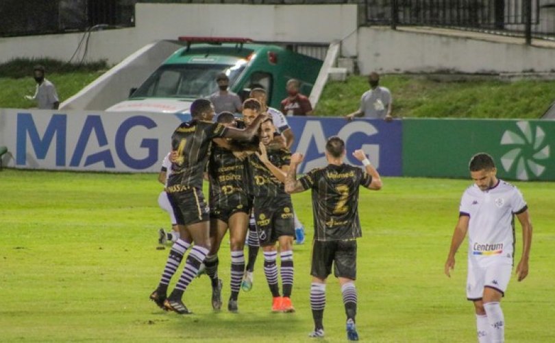 Jogadores do ABC comemoram gol contra o Botafogo (Foto: Augusto Ratis/AGIF)