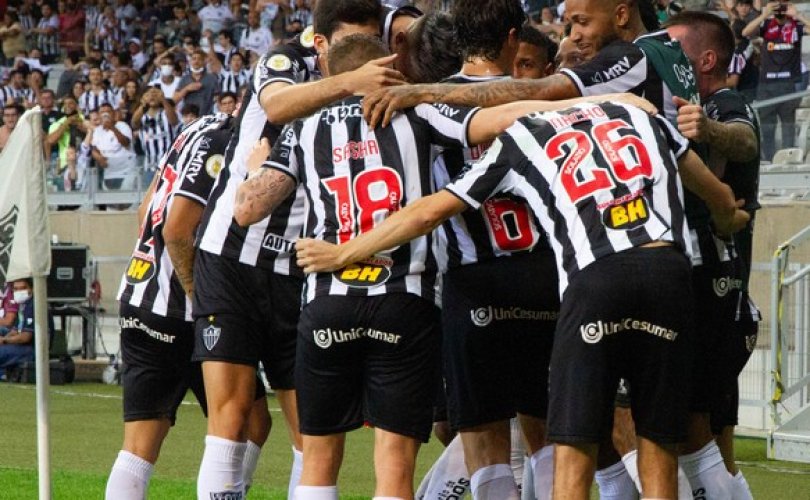 Jogadores do Atlético-MG comemoram gol em partida contra o Santos, válida pela 26ª rodada do Campeonato Brasileiro. (Foto: Fernando Moreno/AGIF)