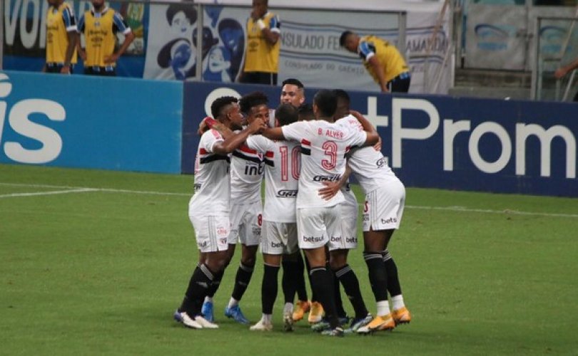 Jogadores do São Paulo comemoram o gol de Luciano (Foto: Eduardo Moura)