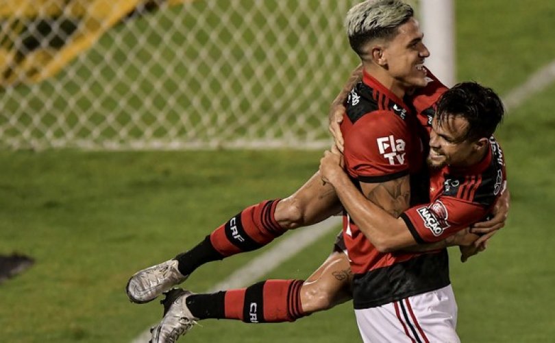 Pedro e Michael comemoram um dos gols do Flamengo (Foto: Thiago Ribeiro / Agif)