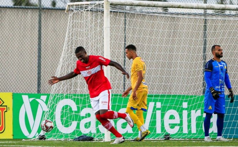 Zagueiro Frazan comemora o gol da vitória (Foto: Ailton Cruz/Gazeta de Alagoas)