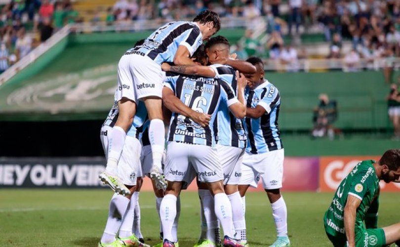 Jogadores do Grêmio comemoram gol diante da Chapecoense (Foto: Dinho Zanotto/AGIF)