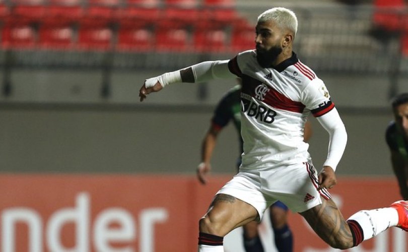 Gabigol cobra pênalti para diminuir para o Flamengo (Foto: Staff Images / Conmebol)