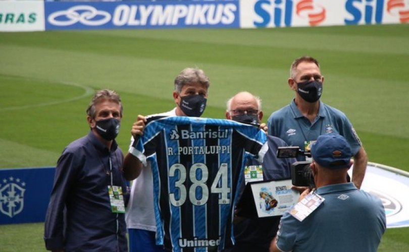 Renato ganha homenagem antes da partida (Foto: Eduardo Moura/ge.globo)