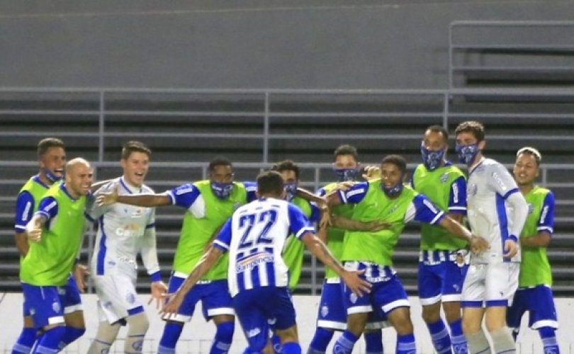 Bruno Mota comemora o gol com o banco do CSA (Foto: Ailton Cruz/Gazeta de Alagoas)