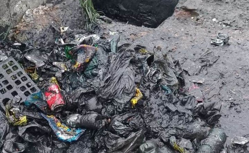 Lixo jogado pela população causa entupimento de galerias e provoca alagamentos na Levada