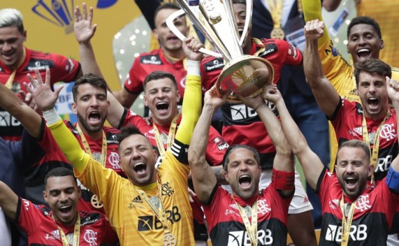 Flamengo levanta a taça da Supercopa 2021 (Foto: REUTERS/Ueslei Marcelino)