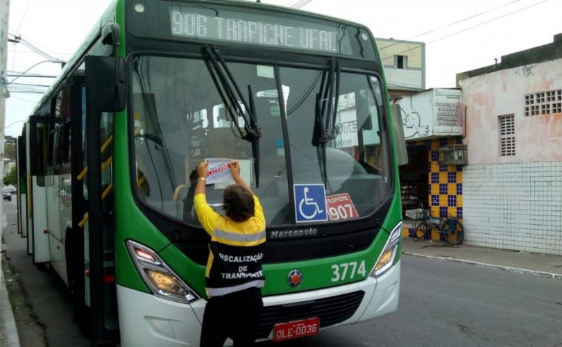 Três ônibus da Veleiro são autuados e removidos por transporte clandestino. Foto: SMTT