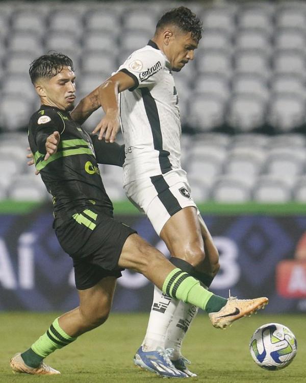 Em 1º jogo após título, Vitória vence e complica o Sport na briga