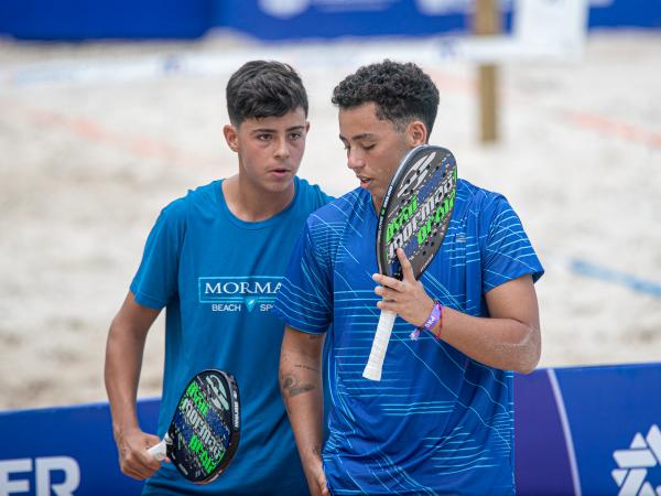 Mundial de Beach Tennis: André Baran e Nikita Burmakin avançam